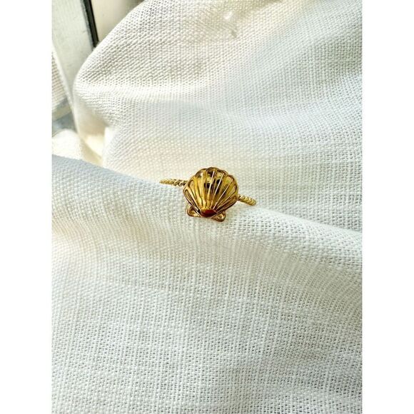 Under the sea clamshell adjustable ring ￼ - Picture 1 of 2